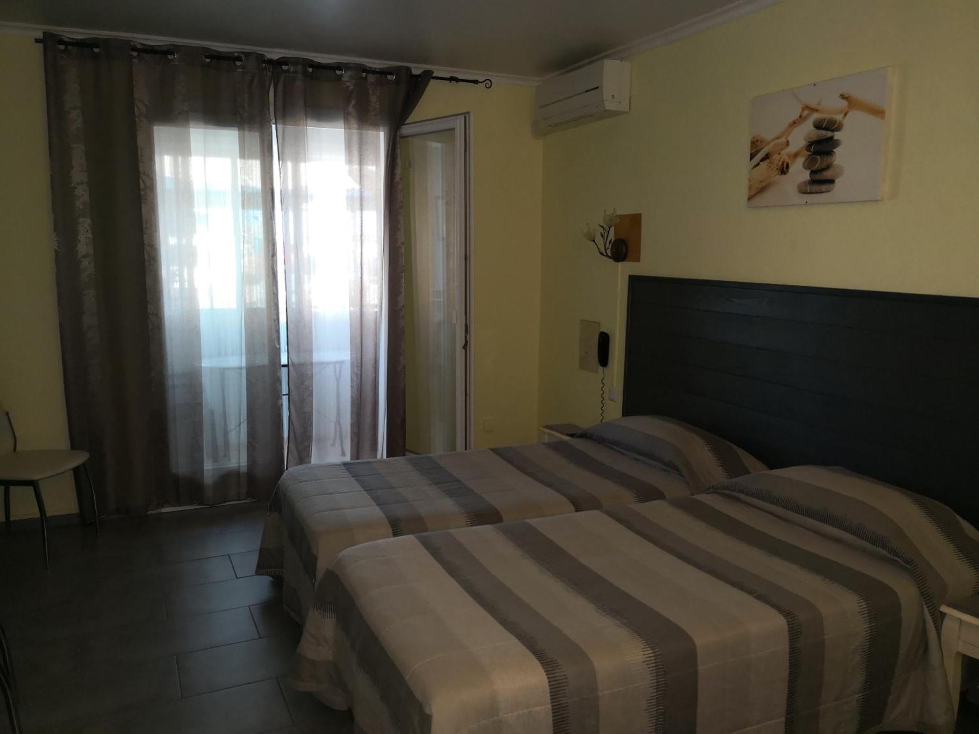 Le Dauphin Bleu Hotel Saintes-Maries-de-la-Mer Room photo