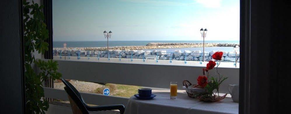 Le Dauphin Bleu Hotel Saintes-Maries-de-la-Mer Exterior photo